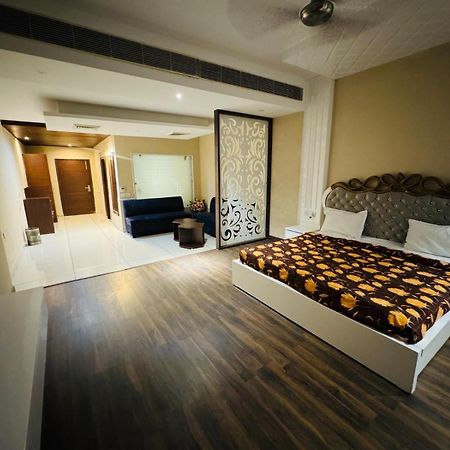 The Pearl Hotel Sirsa Buitenkant foto