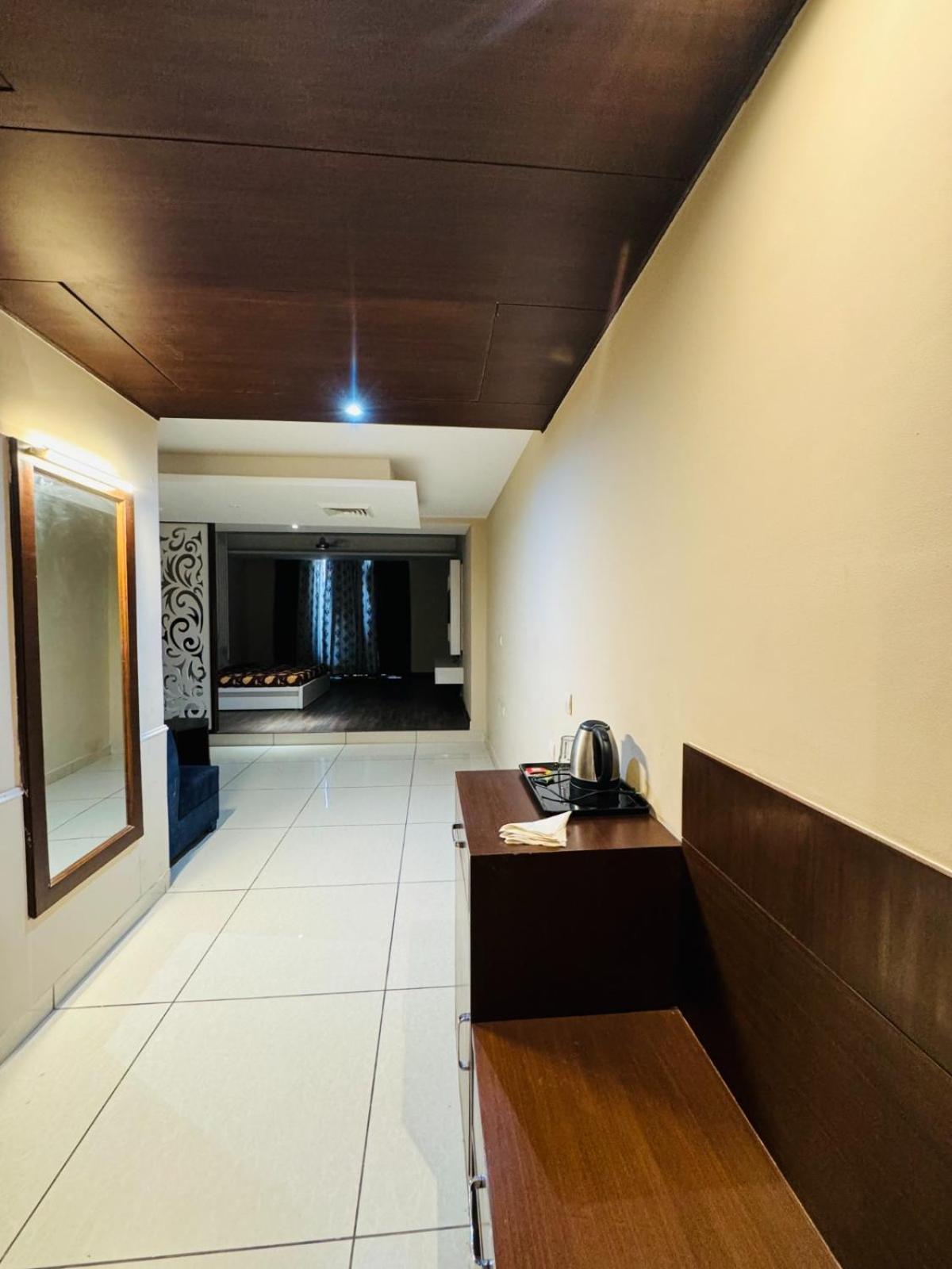 The Pearl Hotel Sirsa Buitenkant foto
